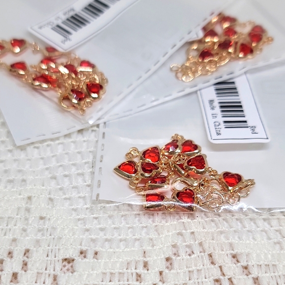 Heart Charm Bracelet Gold Tone Chain Adjustable to 9 Inches Red New - Picture 3 of 10